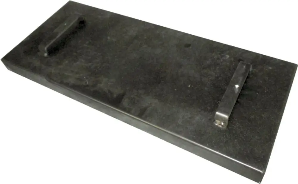 Schwarzes Hitzeschild von Wolf mit zwei seitlichen Griffen, flache rechteckige Form, geeignet für den Einsatz in Heizsystemen.